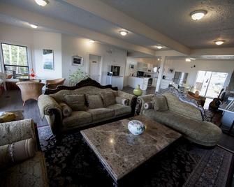 Shangri-La Oceanfront Vacation Home - Pender Island