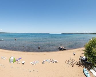 Bayfront Bliss at The Beach - Traverse City - Strand