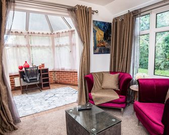 Trivelles Waterhall Country Gatwick Hotel & airport parking - Crawley - Sala de estar