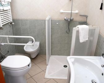 Grazia Hotel - Sperlonga - Kylpyhuone
