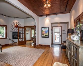 Whitefish Downtown Classic home! - Whitefish - Living room
