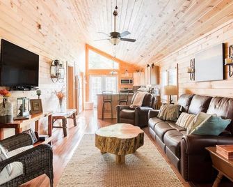 Romantic Chalet w/ Hot Tub close to Roan Mountain - Roan Mountain - Living room