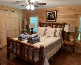 Romantic Chalet With Hot Tub Close to Ro - Roan Mountain - Bedroom