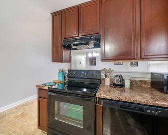 The Sanctuary Downtown 5mi to Downtown & Union Park - Raleigh - Kitchen