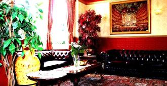 The Ilfracombe House Hotel - near Cliffs Pavilion - Southend-on-Sea - Area lounge