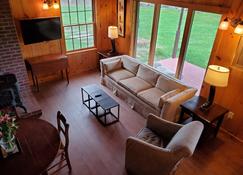 Ronnoco Farm-Charming Brownsville/West Windsor, VT cottage - Brownsville - Living room