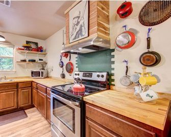 Creekside Cabin 38- Escape the City this Summer - Huntsville - Kitchen