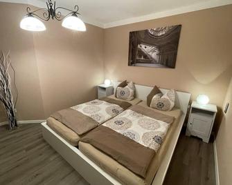 45qm-große Ferienwohnung in ruhiger und dennoch zentraler Lage von Donauwörth - Donauwörth - Schlafzimmer