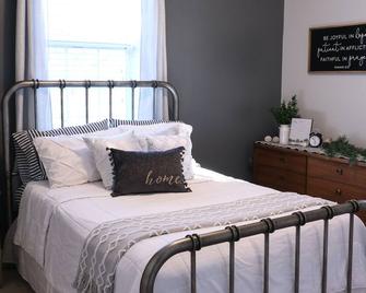 Maple Lawn | 2 Bed, 1.5 Bath - Gettysburg - Bedroom