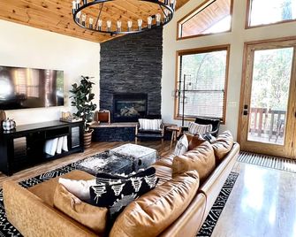 Boho cabin mins from lake; jacuzzi tub, king beds, arcade game room, bunk room! - Show Low - Wohnzimmer