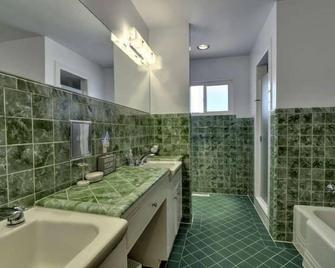 Oceanfront! Best Location! Extraordinary Views! Hot Tub! Fire Pit! - Santa Cruz - Bathroom