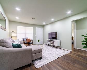 2-BR Cozy Guest Suite with Full Kitchen Near The Momentary & 8th Street Market - Bentonville - Living room