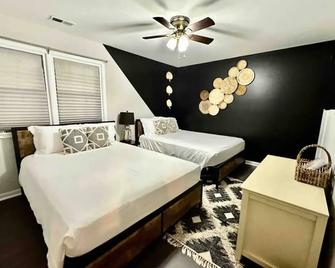 Cozy Townhome Sleeps 8 in Raleigh within 20 minutes of RDU Airport and Downtown - Raleigh - Bedroom