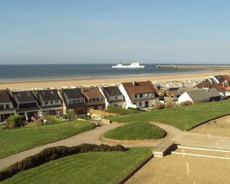 A balcony at Calais Beach - Calais - Golf course