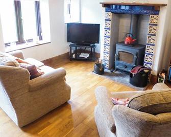 2 bedroom accommodation in Porchfield, near Newport - Newport