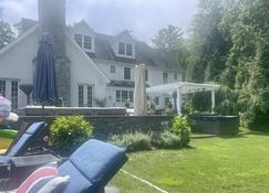 Greenwich Home with Pool (pool is open!) - Greenwich - Edifício