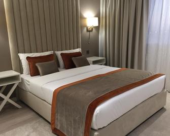 Hotel Les 3 Vallées - Saran - Schlafzimmer