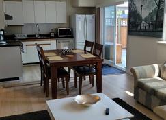 Two bedroom sweet with patio - Coquitlam - Dining room