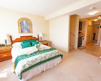 Cozy tidy private | Sunset Garden - Cochrane - Bedroom