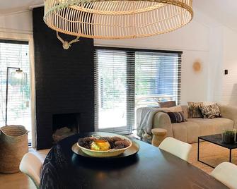 Lovely holiday home in Rheezerveen with hot tub - Rheezerveen - Comedor