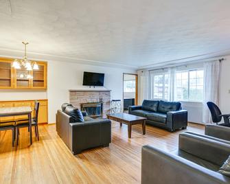 Spacious Lakewood Home - 10 Mi to Downtown Tacoma! - Lakewood - Living room