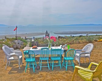 50 feet of exclusive unobstructed waterfront at South Beach, adorable cottage. - Point Roberts - Patio