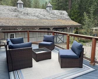 Private spacious home off the Blackfoot River. - Greenough - Balcony