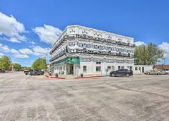 Peaceful Chadron Apartment in Historic Hotel! - Chadron - Building