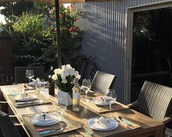 The Corner Cottage ~ Downtown out your door with Private Vineyard - Napa