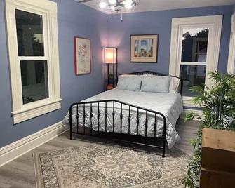 Blue House on Main - Pet Friendly - Maryville - Schlafzimmer