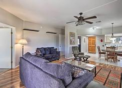 Tranquil Green Valley Townhome with Mtn Views! - Green Valley - Living room