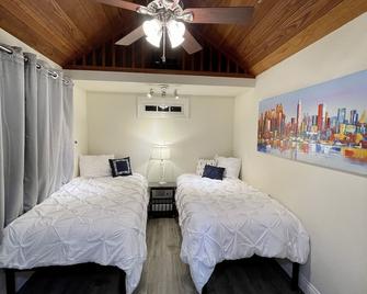 Brand New Private One Bedroom Cottage with a Wet Bar/Kitchenette - Cupertino - Bedroom