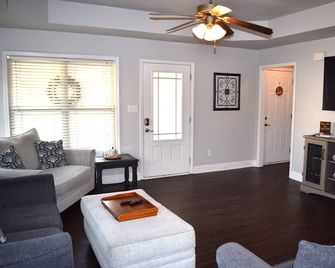 Geographical Oddity: Close to Everything! / Fiber Internet / EV Charger! - Huntsville - Living room