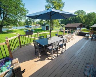 Chain O' Lakes Waterfront Getaway Home - Fox Lake - Patio