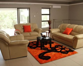Tinyiko Kruger Lodge - Marloth Park - Sala de estar