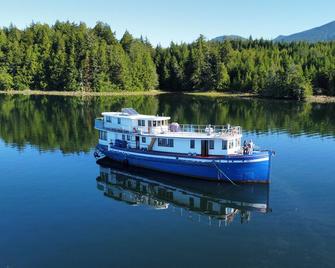 Floating Bed & Breakfast - Ucluelet - Outdoors view
