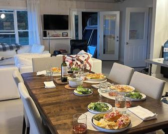 3 Bedroom Fully Furnished Cottage on Miramichi Bay - Miramichi - Essbereich