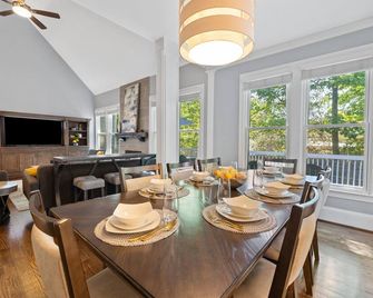 Spacious 5 Bedroom, Hot Tub, Arcade Room, Ev Charger, Handicap & Quiet Culdesac! - Raleigh - Salle à manger