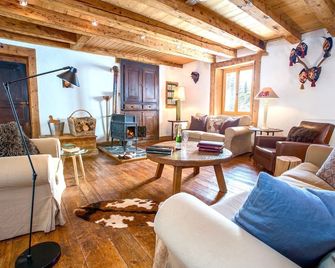 Amazing Rustic Farmhouse With Nearby Skiing, Hiking And More.. - Samoëns - Salon