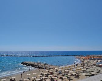 Casa Fiorita - Imperia - Strand