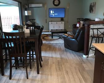 Fully Furnished, 2000 Square Foot Rancher Style Home, With Air Conditioning - Sicamous - Restaurant