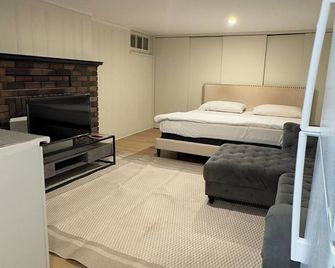 Cambridge Private Basement | Full Kitchen, Bathroom & Comfort - Cambridge - Bedroom