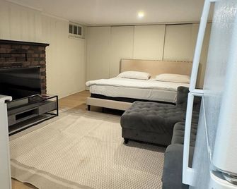 Cambridge Private Basement | Full Kitchen, Bathroom & Comfort - Cambridge