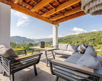 LUXO Casa en Valle de Bravo con jacuzzi y espectacular vista al lago - Valle de Bravo - Balcón