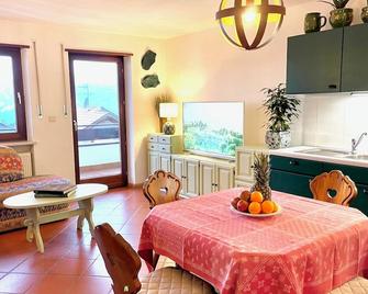 Charming Apartment with Beautiful Panoramic Views in South Tyrol - Meran - Eetruimte