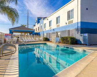Days Inn by Wyndham Lathrop - Lathrop - Piscina