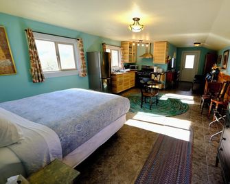 Charming stone clad cabin with views off Highway 140 towards Yosemite - Midpines - Habitación