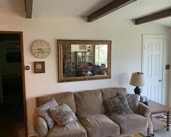 Beautiful two story chalet w/ beautiful lake & forest views + game room! - Crestline - Living room