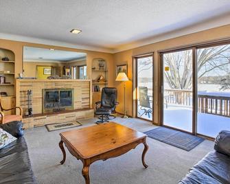 Cumberland Retreat with Lakefront Yard and Dock - Cumberland - Living room