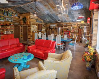 Hermann Grain Bins Chicken Run grain bin sleeps 8 - Hermann - Lounge